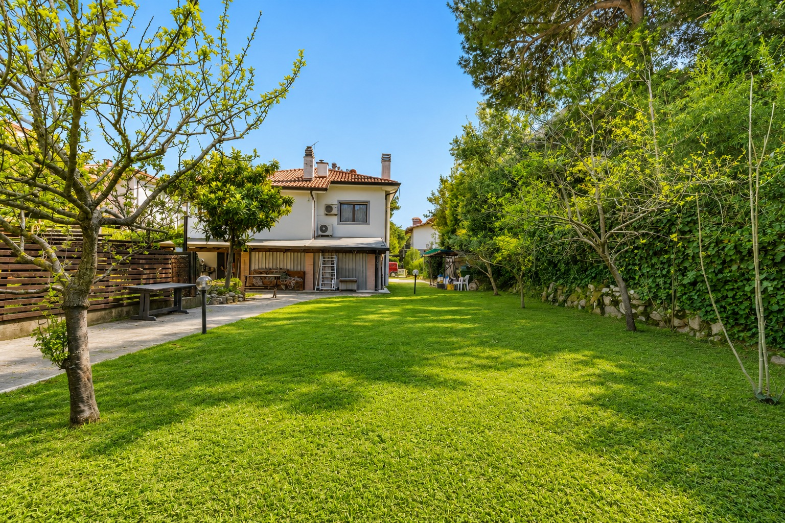 VILLA INDIPENDENTE CON OLTRE 1.000 MQ DI GIARDINO